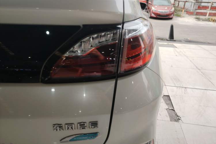 Used Venucia T90 2018 2.0L CVT Smart Connect Luxury Edition China V Standard Right Rear Taillight