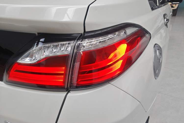 Used Venucia T90 2018 2.0L CVT Smart Connect Fashion Edition China VI Standard Right Rear Taillight