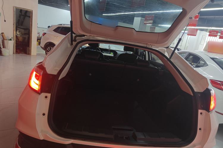 Used Venucia T90 2018 2.0L CVT Smart Connect Prestige Version China VI Standard Trunk