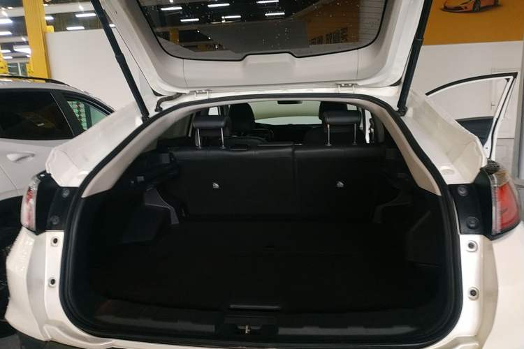 Used Venucia T90 2018 2.0L CVT Smart Connect Prestige Version China VI Standard Trunk
