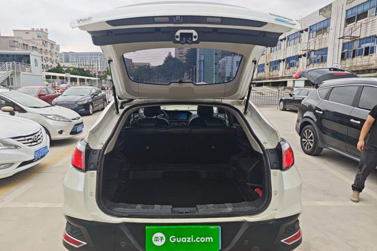 Used Venucia T90 2018 2.0L CVT Smart Connect Prestige Version China VI Standard Trunk