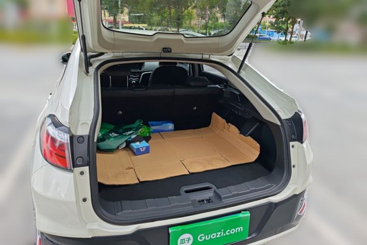 Used Venucia T90 2018 2.0L CVT Smart Connect Prestige Version China VI Standard Trunk