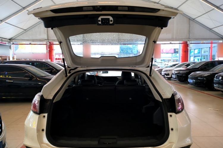 Used Venucia T90 2018 2.0L CVT Smart Connect Fashion Edition China V Standard Trunk