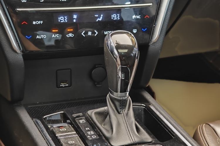 Used Venucia T90 2020 2.0L CVT Smart Connect & Smooth Drive Edition Gear Lever