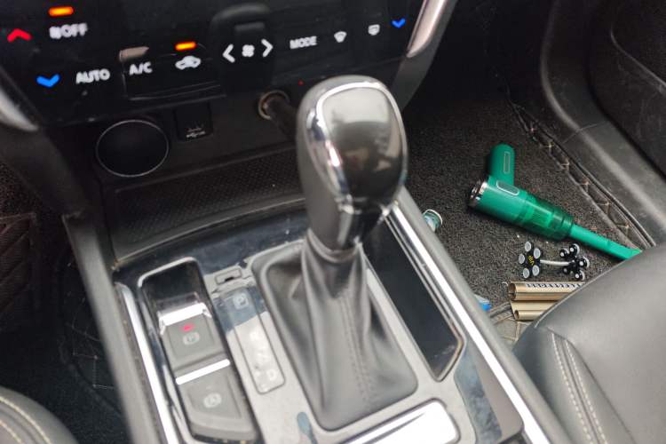 Used Venucia T90 2020 2.0L CVT Smart Connect & Smooth Drive Edition Gear Lever