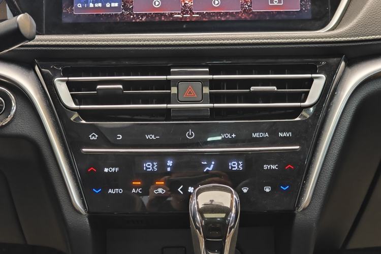 Used Venucia T90 2020 2.0L CVT Smart Connect & Smooth Drive Edition Interior 7