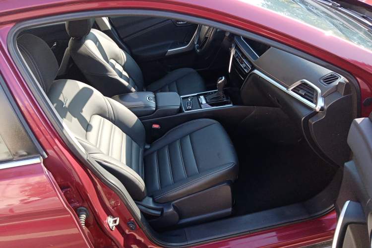 Used Venucia T90 2020 2.0L CVT Smart Connect & Smooth Drive Edition Right Front Seat