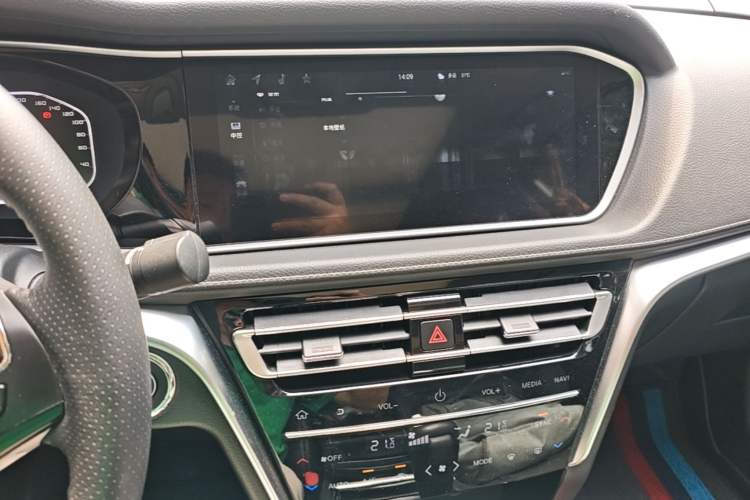 Used Venucia T90 2020 2.0L CVT Smart Connect & Smooth Drive Edition Audio And AC Panel