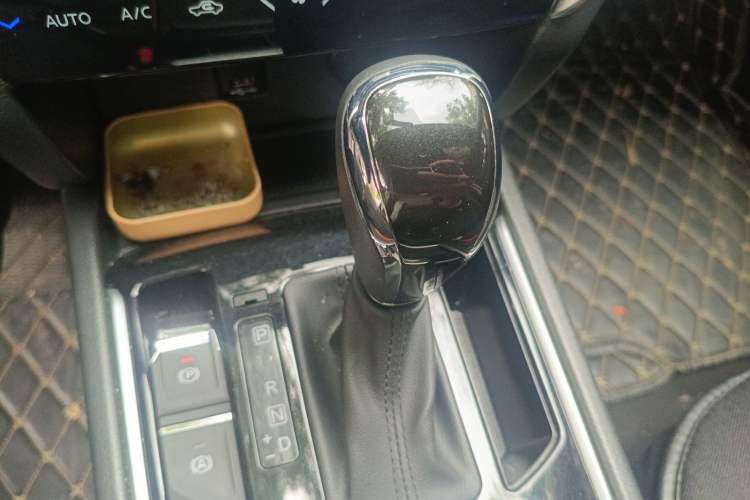 Used Venucia T90 2020 2.0L CVT Smart Connect & Smooth Drive Edition Gear Lever