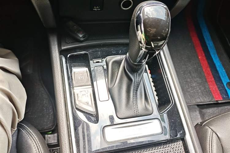 Used Venucia T90 2020 2.0L CVT Smart Connect & Smooth Drive Edition Gear Lever