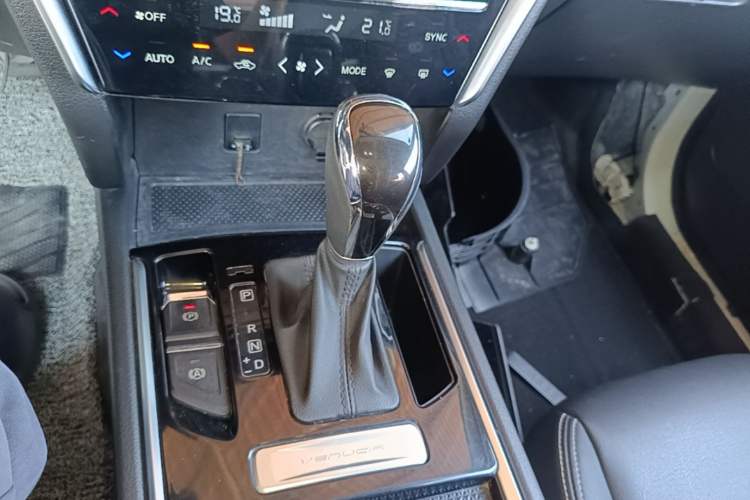 Used Venucia T90 2020 2.0L CVT Smart Connect & Smooth Drive Edition Gear Lever