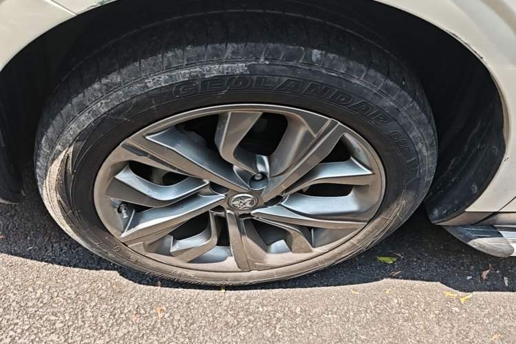 Used Venucia T90 2020 2.0L CVT Smart Connect & Smooth Drive Edition Left Front Wheel Hub