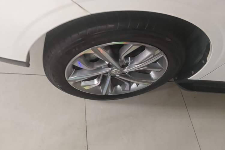 Used Venucia T90 2020 2.0L CVT Smart Connect & Smooth Drive Edition Left Front Wheel Hub