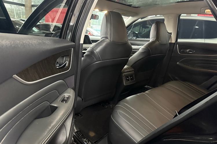 Used Venucia V 2022 260T Black Horse Edition · Idol Interior 1