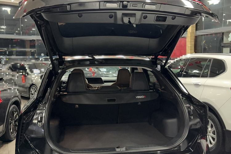 Used Venucia V 2022 260T Black Horse Edition · Idol Trunk
