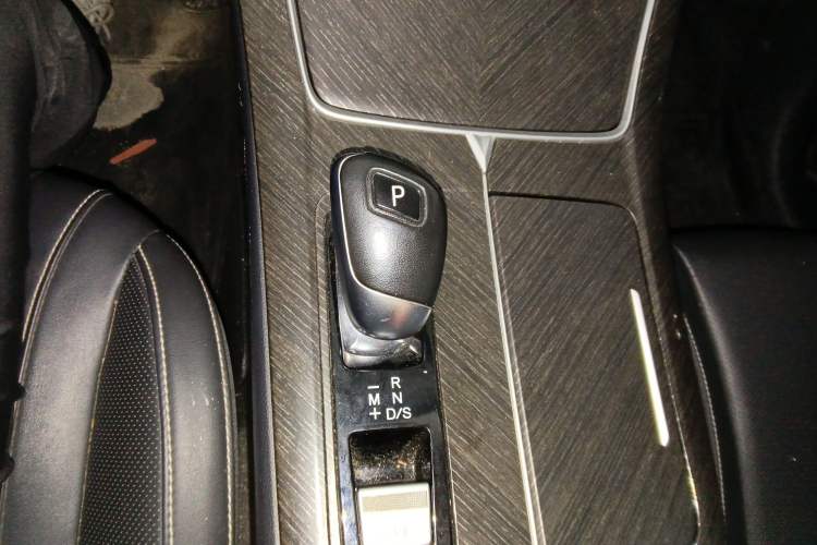 Used Venucia V 2021 260T Idol Edition Gear Lever