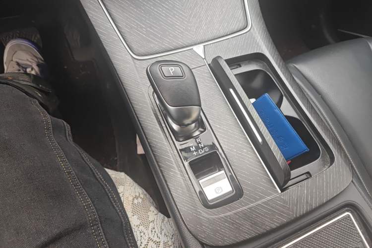 Used Venucia V 2021 260T Idol Edition Gear Lever