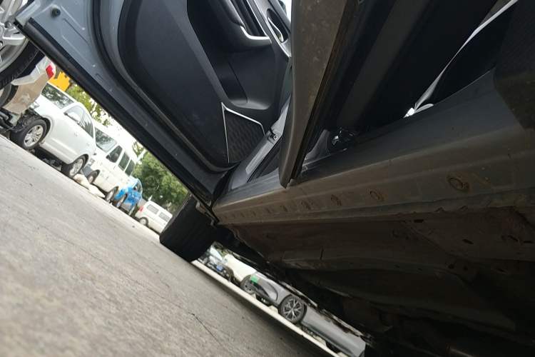 Used Venucia V 2021 260T Idol Edition Left Side Sill