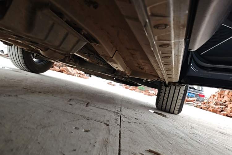 Used Venucia V 2021 260T Idol Edition Right Side Sill