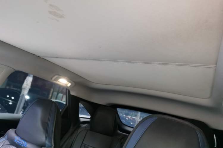 Used Venucia V 2021 260T Idol Edition Headliner