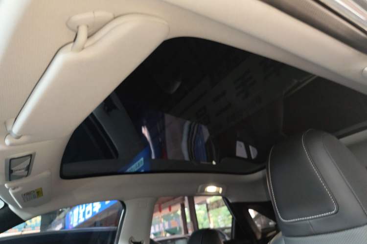 Used Venucia V 2021 260T Idol Edition Headliner