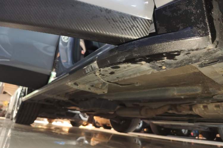Used Venucia V 2021 260T Idol Edition Right Side Sill