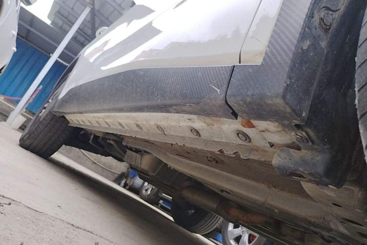Used Venucia V 2021 260T Top-Tier Version Right Side Sill