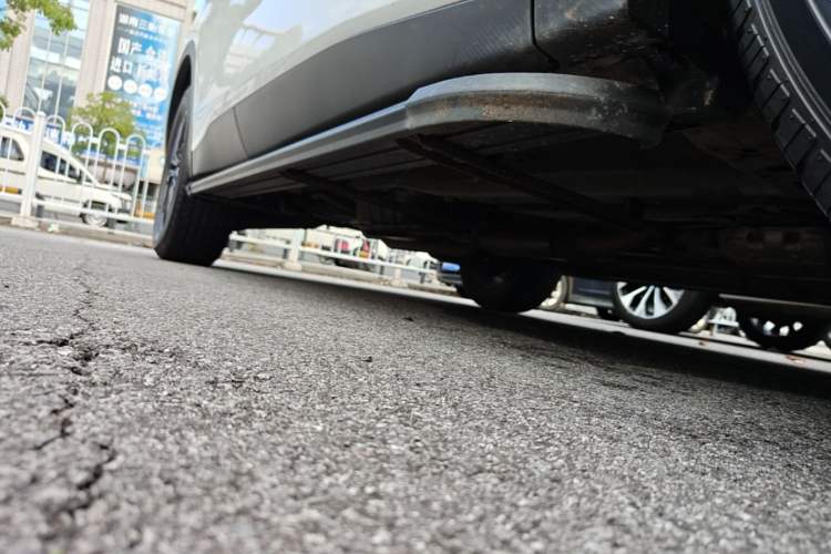 Used Venucia V 2021 260T Idol Edition Right Side Sill