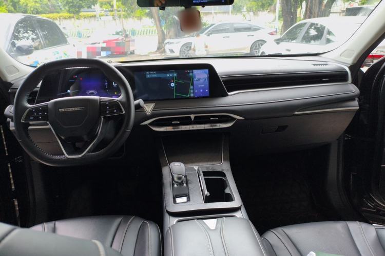 Used Venucia V 2022 260T Black Horse Edition · Idol Center Console