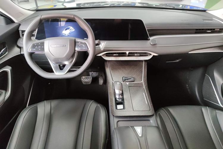 Used Venucia V 2022 260T Black Horse Edition · Idol Center Console