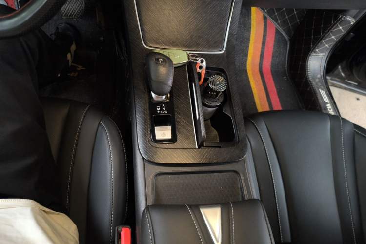 Used Venucia V 2022 260T Black Horse Edition · Idol Gear Lever