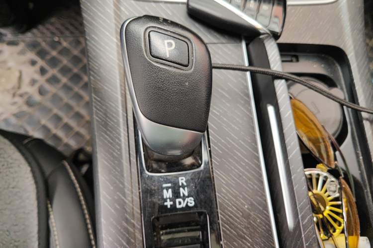 Used Venucia V 2022 260T Black Horse Edition · Idol Gear Lever