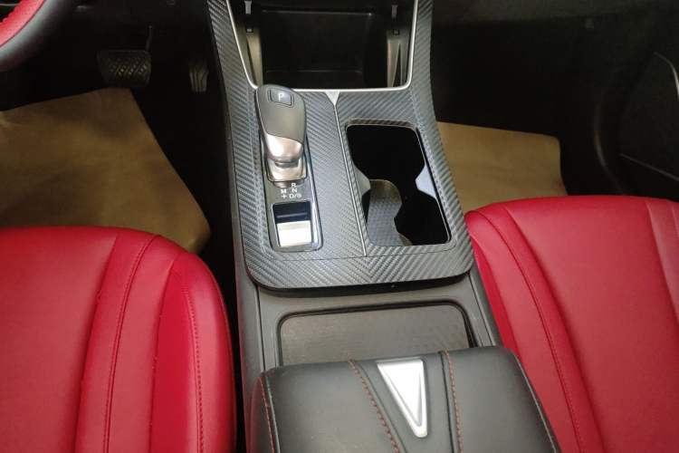 Used Venucia V 2022 260T Black Horse Edition · Idol Gear Lever