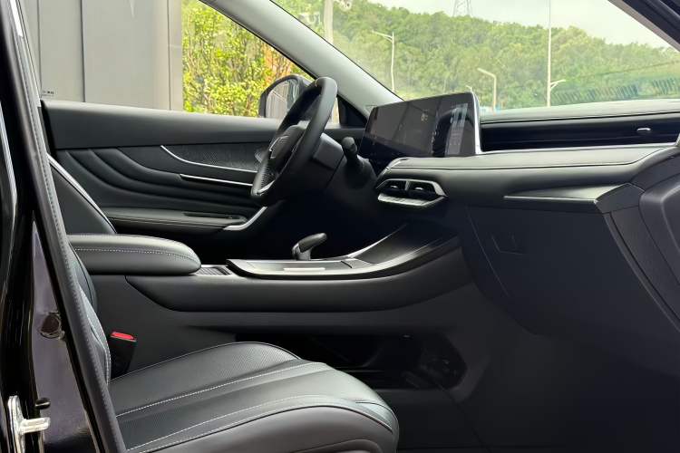 Used Venucia V 2022 260T Black Horse Edition · Idol Interior 2