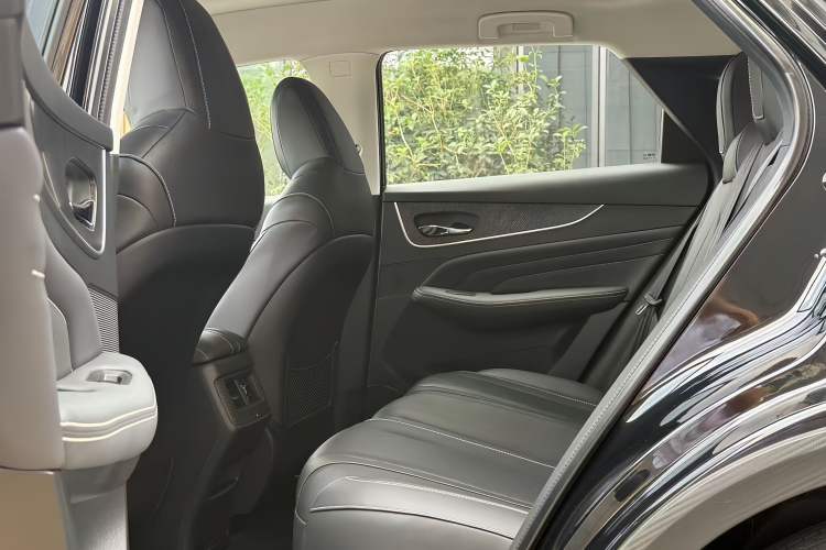 Used Venucia V 2022 260T Black Horse Edition · Idol Interior 5