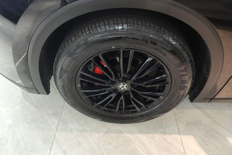 Used Venucia V 2022 260T Black Horse Edition · Idol Left Front Wheel Hub