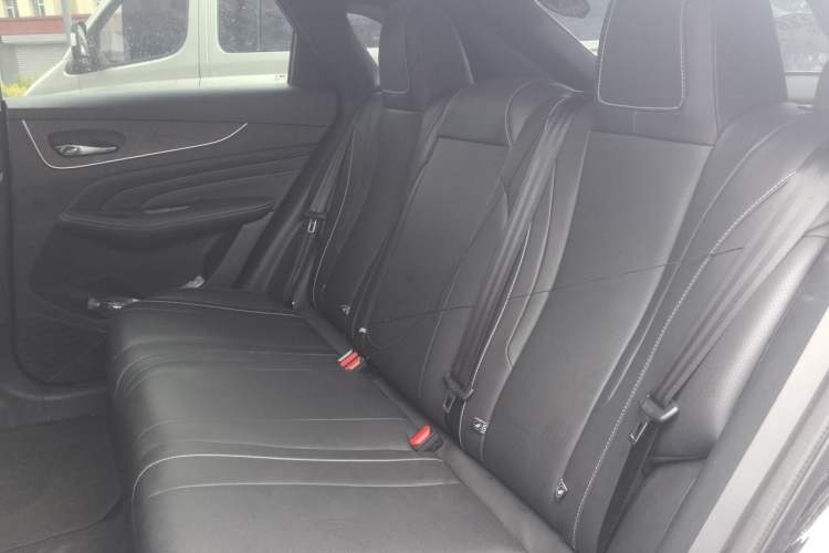 Used Venucia V 2022 260T Black Horse Edition · Idol Left Rear Seat