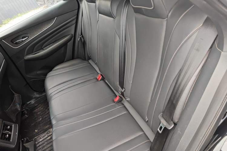 Used Venucia V 2022 260T Black Horse Edition · Idol Left Rear Seat