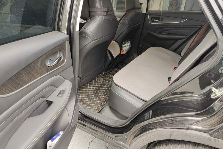 Used Venucia V 2022 260T Black Horse Edition · Idol Left Rear Seat