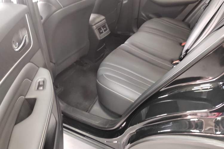 Used Venucia V 2022 260T Black Horse Edition · Idol Left Rear Seat