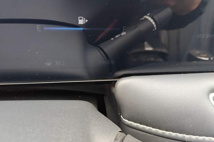 Used Venucia V 2022 260T Black Horse Edition · Idol Odometer Close Up
