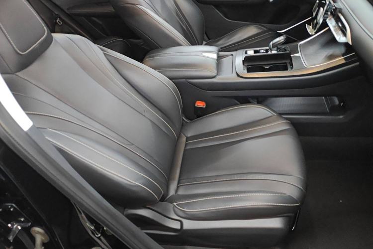 Used Venucia V 2022 260T Black Horse Edition · Idol Right Front Seat