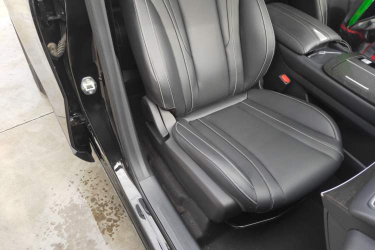 Used Venucia V 2022 260T Black Horse Edition · Idol Right Front Seat