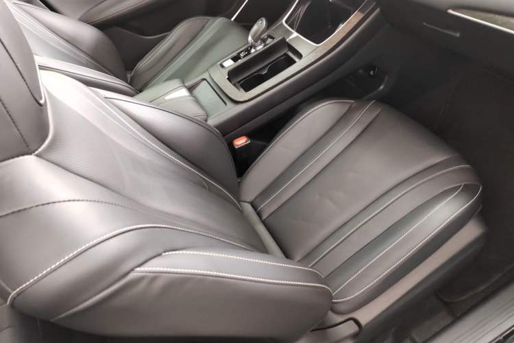 Used Venucia V 2022 260T Black Horse Edition · Idol Right Front Seat