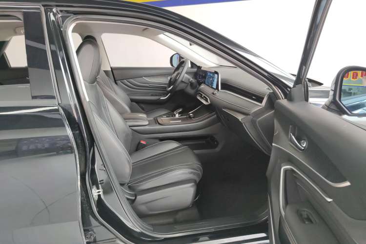 Used Venucia V 2022 260T Black Horse Edition · Idol Right Front Seat