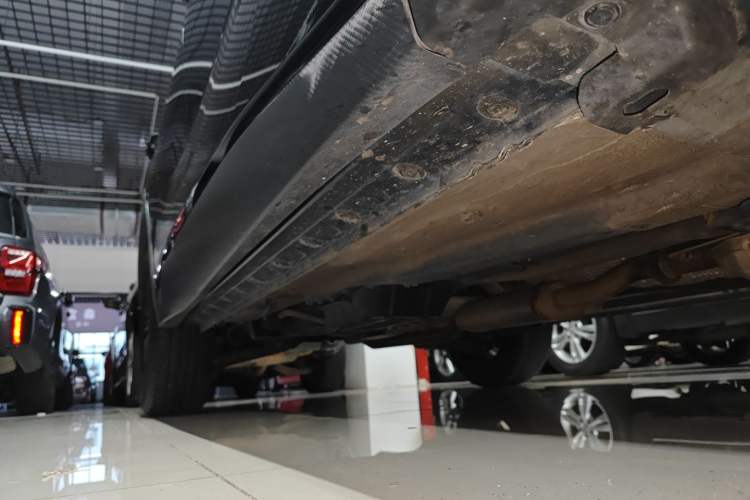 Used Venucia V 2022 260T Black Horse Edition · Idol Right Side Sill