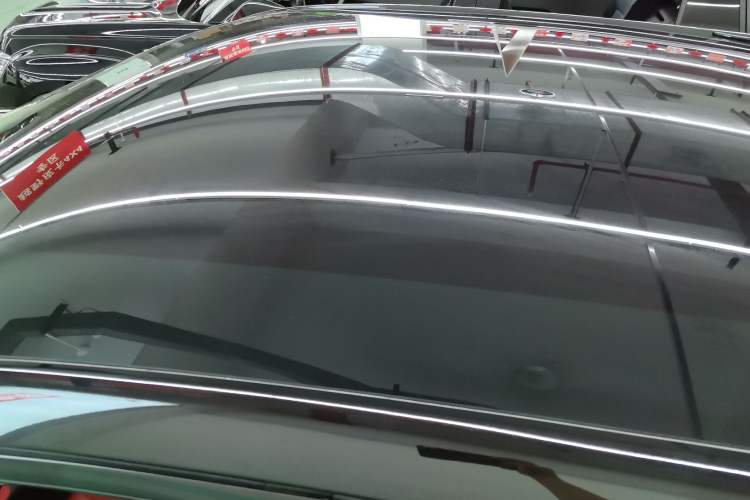 Used Venucia V 2022 260T Black Horse Edition · Idol Roof