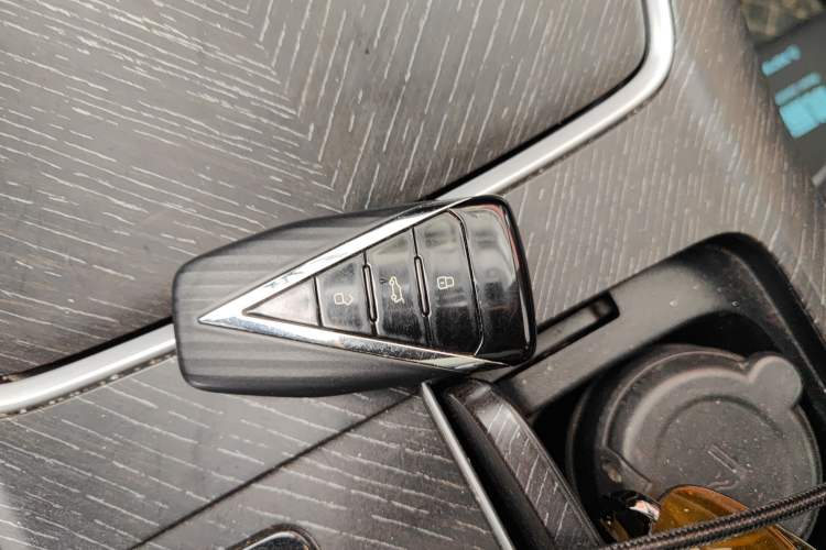 Used Venucia V 2022 260T Black Horse Edition · Idol Vehicle Key
