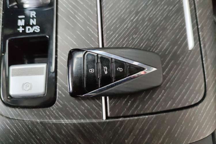 Used Venucia V 2022 260T Black Horse Edition · Idol Vehicle Key