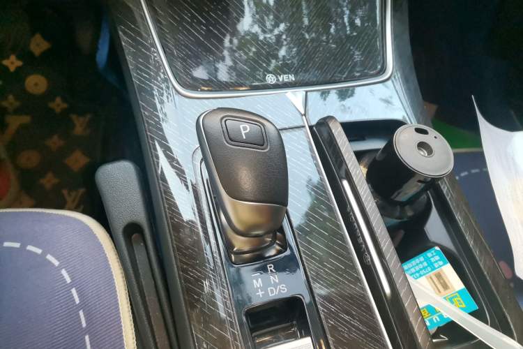 Used Venucia V 2022 260T Black Horse Edition · Idol Gear Lever